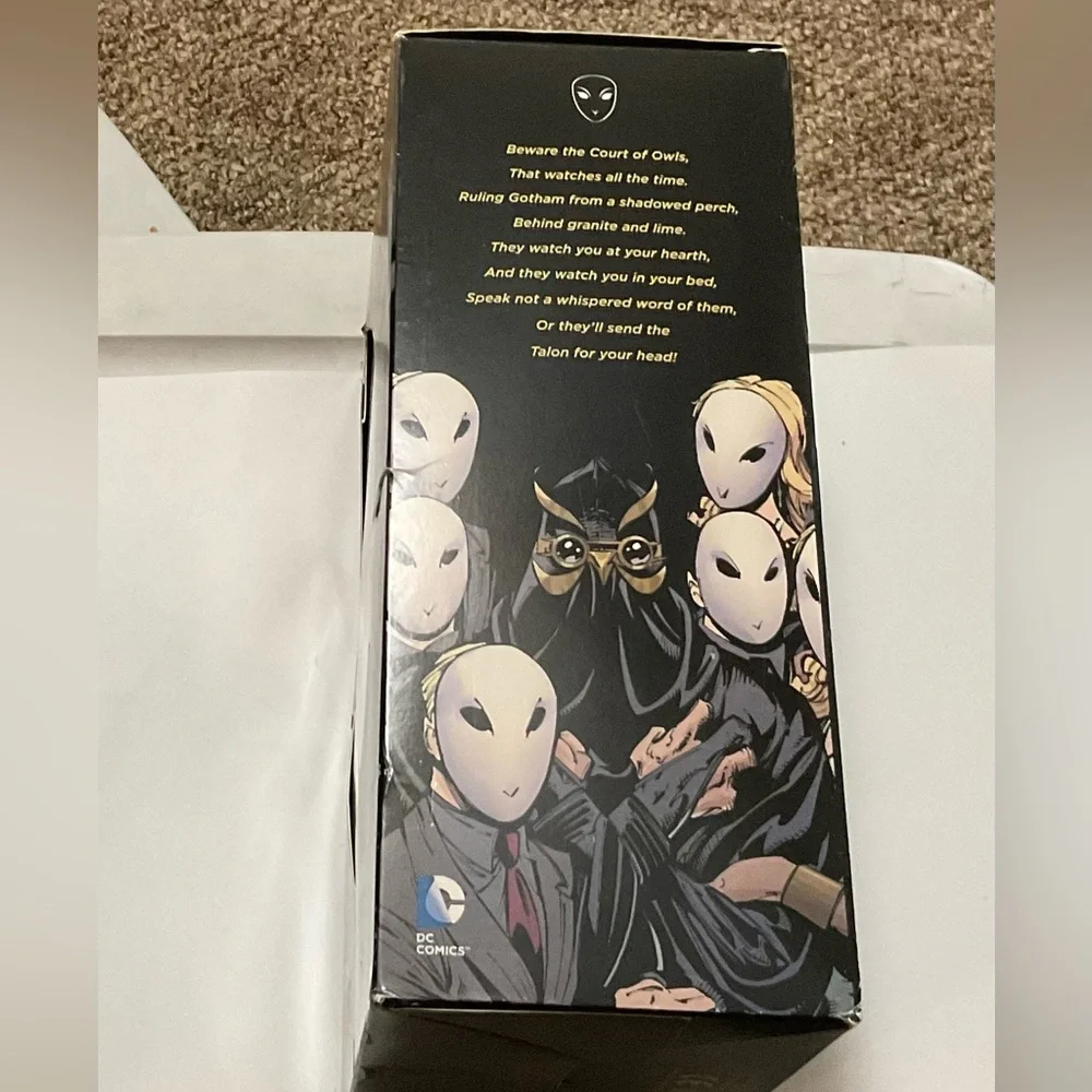 DC COMICS: WHITE PLASTIC BATMAN MASK IN BOX. BUT DOES NOT INCLUDE THE COMIC BOOK